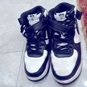 Nike Air Force 1 ‘07 Mid SP x Stussy White Black Mens size 9.5 DJ7840-002